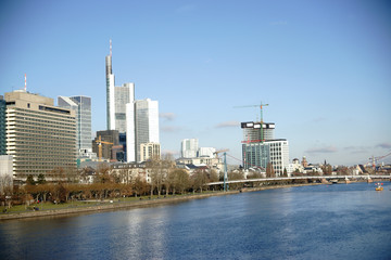 Skyline Bankenviertel Frankfurt / Skyline Bankenviertel Frankfurt Die Skyline des Bankenviertels in Frankfurt hinter dem Fluss Main.