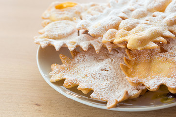 Le Chiacchiere sono dolci tipici di carnevale, friabili e croccanti spolverati di zucchero a velo