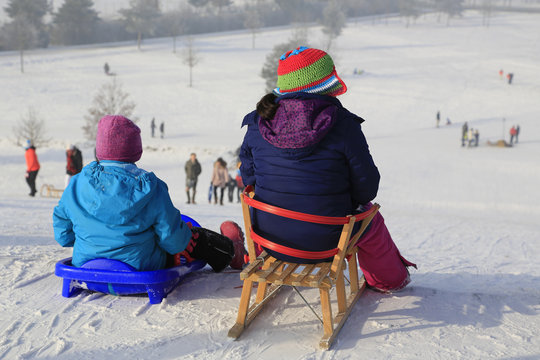 Wintersport: Kinder warten auf die n&auml;chste Rodel - und Schlittenfahrt!
