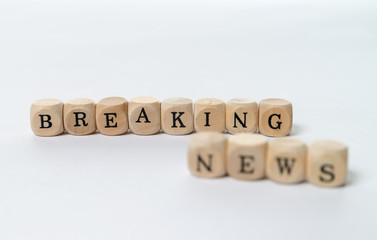 Information / kleine Holzwürfel mit den Worten Breaking News