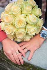 Obraz na płótnie Canvas Bride and groom hands with flowers