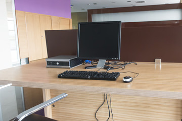 Naklejka premium computer on a desk in the office