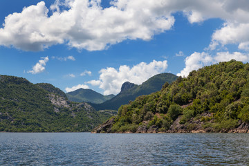 Вид на Скадарское озеро и его холмистые берега.