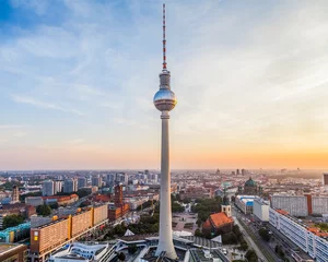Zelfklevend Fotobehang Uitzicht op de stad Berlijn met tv-toren in het centrum, Duitsland © tanyaeroko