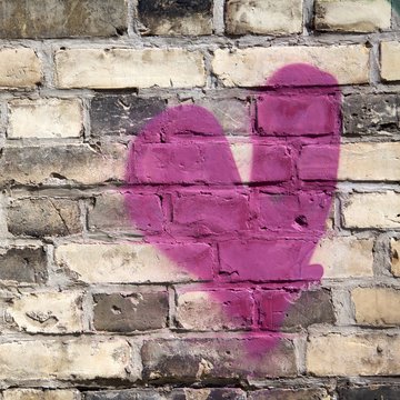 Pinkfarbenes Herz auf Mauer gespr&uuml;ht