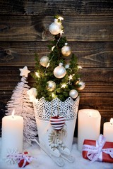 Weihnachtskarte Winterliche Weihnachten - Dekoration mit Tannenbaum und weißen Kerzen im Schnee