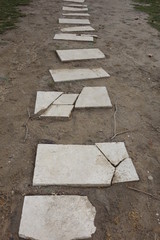 Дорожка из расколотой плитки в парке.