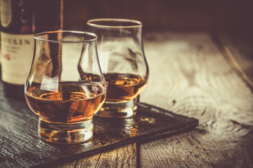Whisky mit Eis in Gläsern