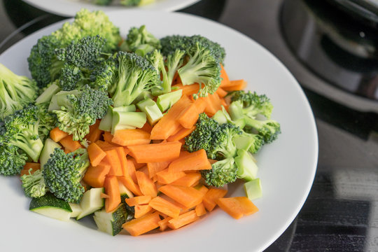 broccoli and carrots / Plate of fresh, raw vegetables 