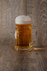 Frisches Bier mit Schaumtropfen tihoch