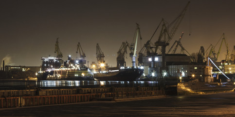Night peretburg views of the shipyard