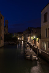 Fototapeta na wymiar Canal in Venice at night