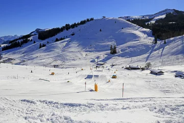 Fotobehang Wintersport: Bayerisches Skigebiet mit Funpark  © blickwinkel2511