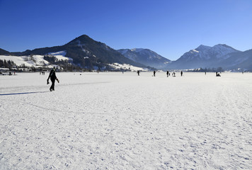 Winterlandschaft: Wintersport auf dem See