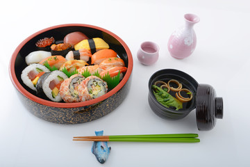 おいしそうなお寿司とお酒
