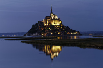 Mont Saint Michel au cr&eacute;puscule