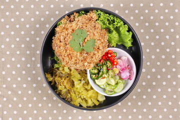 Crispy canned tuna  with sliced pickle lettuce and green oak.