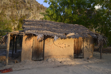 als WC genutzte Lehmhütte mit Strohdach im Ankarana Nationalpark auf Madagaskar