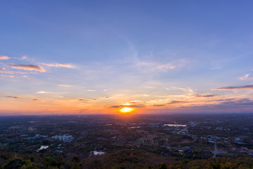 Obraz premium Beautiful sunset on city