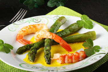Prawns with asparagus in saffron sauce