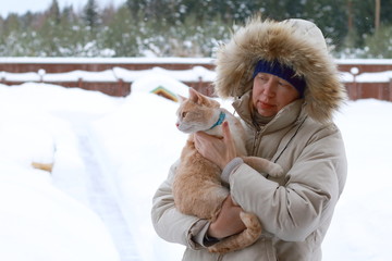 Женщина держит на руках рыжего кота. © vubaz