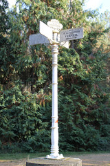 Panneau indication direction en forêt