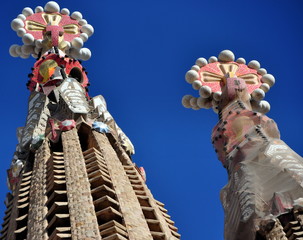 Filigrane Spitztürme der Sagrada Familia mit phantasievoller Spitze