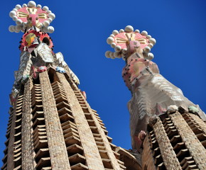 Phantasievolle Spitzen der filigranen Türme der Sagrada familia