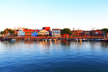 Burano, piccolo paesino dai mille colori .