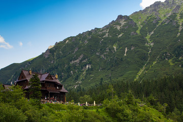 Górskie schronisko w Tatrach,w oddali zielone szczyty