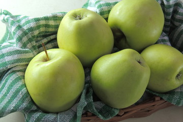 Green apples with cinnamon