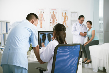 Obraz premium Discussing chest x-ray