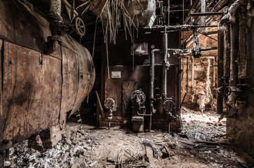 kesselraum in verlassener fabrik