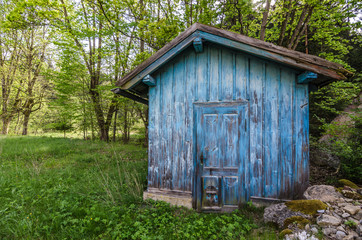 blaues haus aus holz