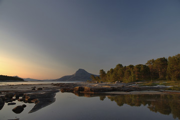 Küstenlandschaft in Norwegen - Mitternachtssonne indirektes Licht