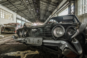 kaputtes auto in halle