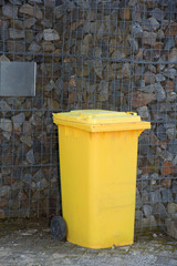 Gelbe M&uuml;lltonne an einer Stra&szlig;e