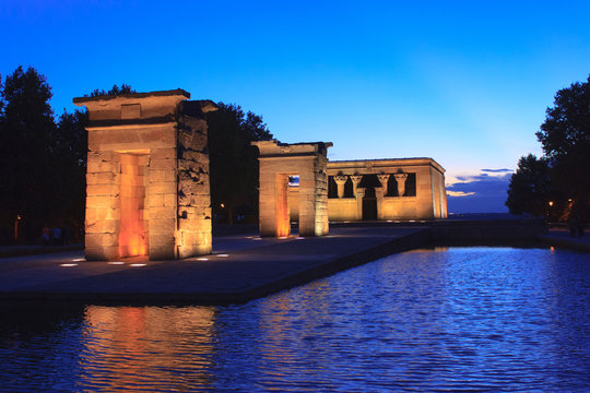Templo de Debod iluminado al anochecer en Madrid