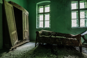 gruenes zimmer mit couch und schrank
