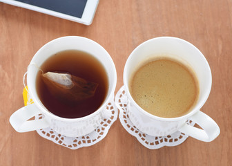 Weiße Tasse mit Kaffee oder Tee heisse Getränke. Viewpoint ist oben.
