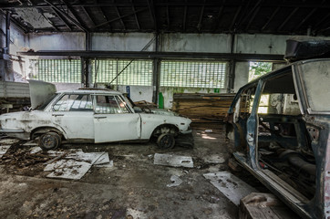 alte autos in werkstatt