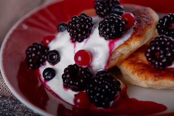 pancakes with fresh berries and cream sauce