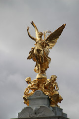 Fototapeta na wymiar Statue dorée à Londres