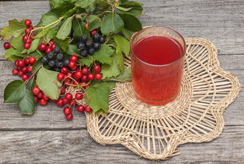Obraz na płótnie Canvas Drink of the viburnum and aronia on a wooden background