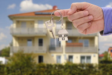 Hausschlüssel als Angbot für neues Eigenheim und Wohnung