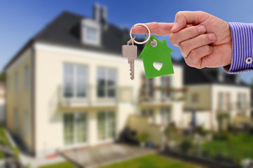 Hausschlüssel als Angbot für neues Eigenheim und Wohnung