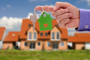 Hausschlüssel als Angbot für neues Eigenheim und Wohnung