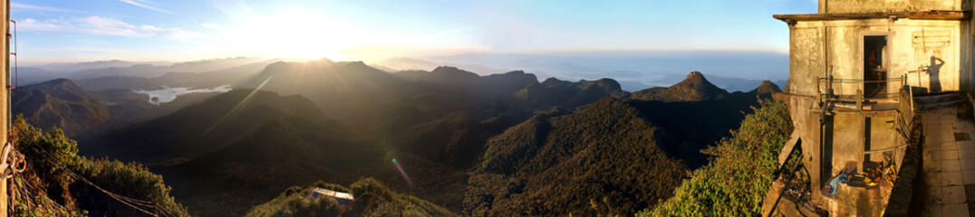 Sonnenaufgang auf dem Gipfel des Sri Pada / Adam's Peak in den Bergen von Sri Lanka bei Gegenlicht