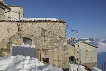 Schneereiches Castelluccio in den Monti Sibillini