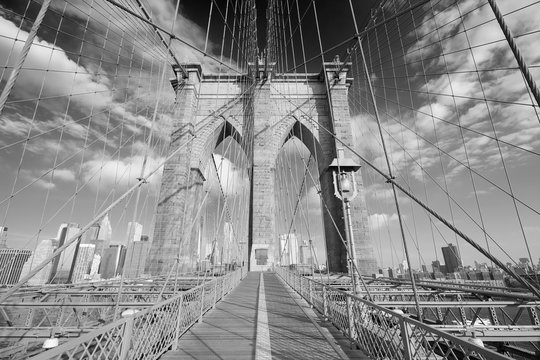 Fototapeta Empty Brooklyn Bridge view in a sunny day, New York in black and white